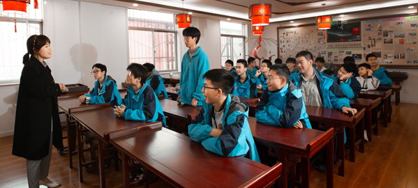 凤翔 分类教学，因材施教，采取“一类一方案、一人一目标”的教学方法